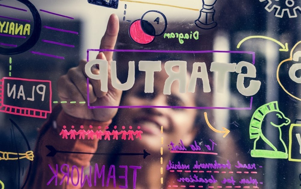 Un entrepreneur marocain présentant un composant électronique innovant, symbolisant l'essor des startups industrielles et la quête de souveraineté technologique au Maroc.