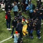 Des supporters de football sénégalais, potentiellement en attente d'un jugement ou après un match, illustrant la tension autour des condamnations au Maroc.