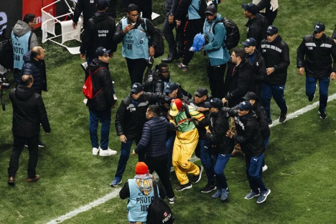 Supporters condamnés : la Fédération sénégalaise de foot qualifie le jugement de “disproportionné” 9 Des supporters de football sénégalais, potentiellement en attente d'un jugement ou après un match, illustrant la tension autour des condamnations au Maroc.