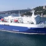 Vue du Détroit de Gibraltar avec des vagues agitées, symbolisant les conditions météorologiques défavorables ayant entraîné la suspension des liaisons maritimes entre l'Espagne et le Maroc.