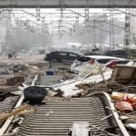 Vue aérienne d'une voie ferrée inondée en Espagne, avec des arbres penchés sous l'effet du vent, symbolisant les perturbations causées par la tempête Marta.