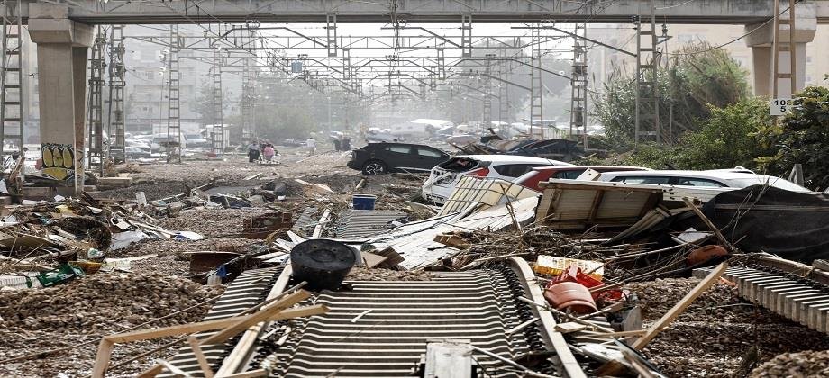 Vue aérienne d'une voie ferrée inondée en Espagne, avec des arbres penchés sous l'effet du vent, symbolisant les perturbations causées par la tempête Marta.