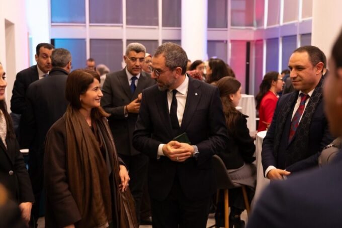 Vue du nouvel espace d'accueil du Centre d'Affaires TAMWILCOM à Rabat, moderne et lumineux.