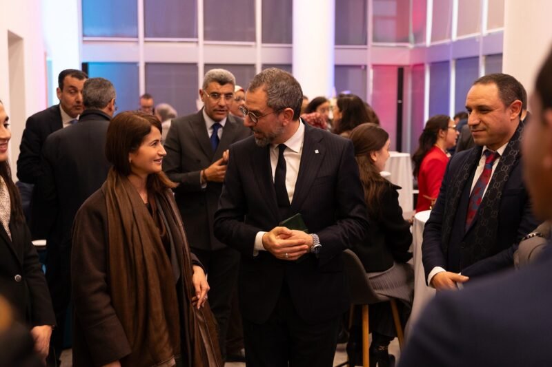 Vue du nouvel espace d'accueil du Centre d'Affaires TAMWILCOM à Rabat, moderne et lumineux.