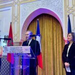 Façade rénovée du nouvel Institut français du Maroc à Tanger, avec son architecture historique et un parc verdoyant en arrière-plan.