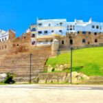 Vue panoramique de la ville de Tanger, avec sa médina historique et son port animé, symbolisant le dynamisme touristique de la région Tanger-Tétouan-Al Hoceima.
