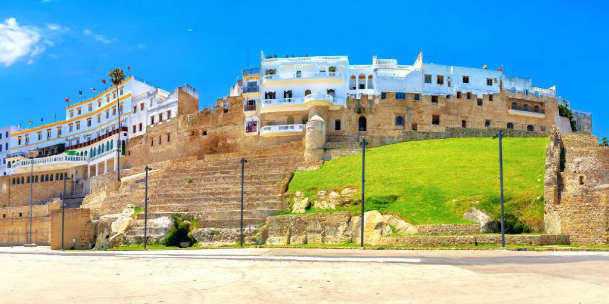Vue panoramique de la ville de Tanger, avec sa médina historique et son port animé, symbolisant le dynamisme touristique de la région Tanger-Tétouan-Al Hoceima.