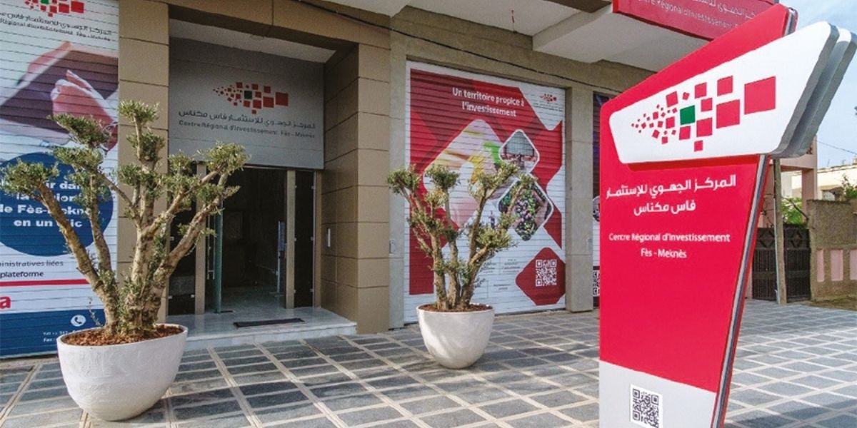 Vue aérienne d'une zone industrielle moderne avec des terrains viabilisés et des infrastructures, symbolisant le développement économique.