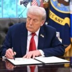 Le président Donald Trump signe un décret dans le Bureau ovale, annonçant une nouvelle taxe mondiale de 10% sur les importations américaines.