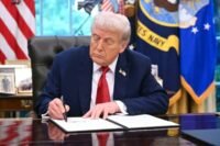 Le président Donald Trump signe un décret dans le Bureau ovale, annonçant une nouvelle taxe mondiale de 10% sur les importations américaines.