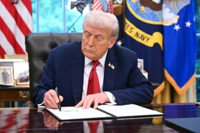 Le président Donald Trump signe un décret dans le Bureau ovale, annonçant une nouvelle taxe mondiale de 10% sur les importations américaines.