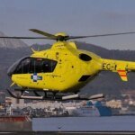 Un homme âgé, victime d'une agression, est transporté en urgence vers un hôpital, symbolisant la gravité de son état.