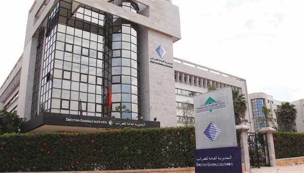 Un calendrier fiscal affichant la date limite du 2 mars 2026, avec des documents fiscaux et un ordinateur portable symbolisant la télédéclaration.