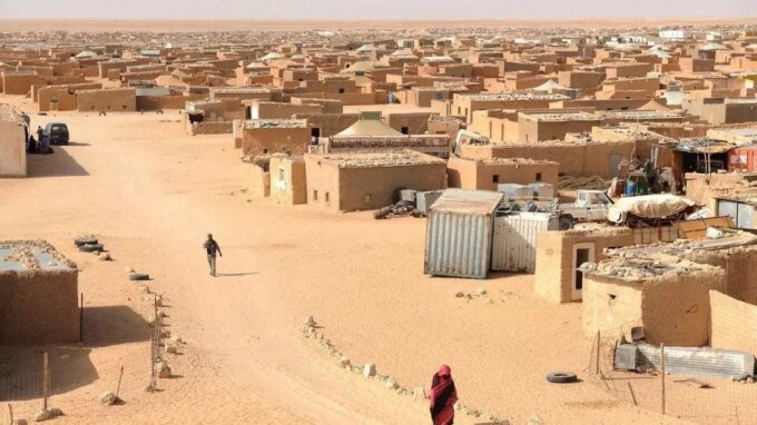 Une image des camps de Tindouf, illustrant la sécheresse ou la distribution d'eau, avec des habitants en arrière-plan.