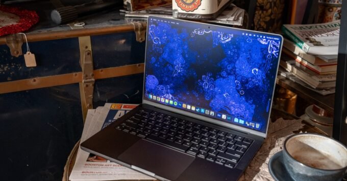 Apple's Next-Gen MacBook Pros: Touchscreens and Dynamic Island Set to Redefine the Laptop Experience 7 A conceptual image of an Apple MacBook Pro with a touchscreen and a Dynamic Island feature.