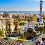 Vue panoramique d'une plage espagnole animée ou d'un village rural pittoresque, symbolisant la diversité de l'hébergement extra-hôtelier en Espagne.
