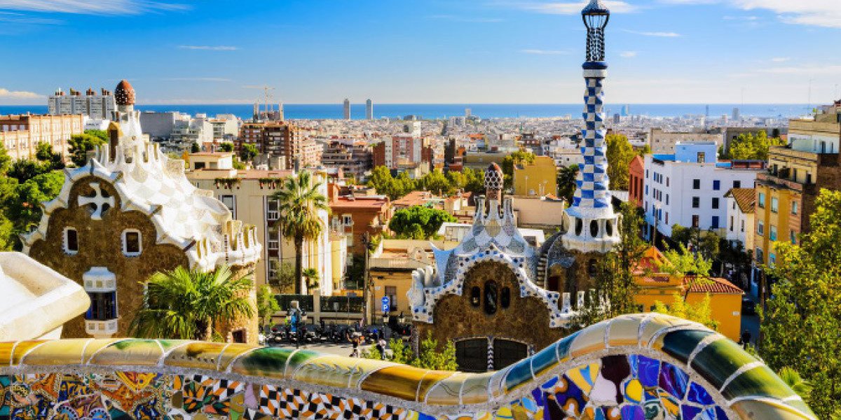 Vue panoramique d'une plage espagnole animée ou d'un village rural pittoresque, symbolisant la diversité de l'hébergement extra-hôtelier en Espagne.