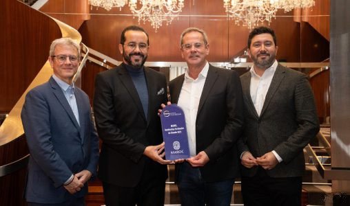 Achraf Fayda, directeur général de l'ONMT, recevant le prix 'Destination partenaire de l’Année 2025' des mains de Patrice Caradec, président du SETO, à Paris, symbolisant la reconnaissance du partenariat franco-marocain dans le tourisme.