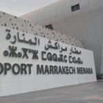 Vue aérienne d'un aéroport marocain avec des avions et un port avec des conteneurs, symbolisant la croissance du transport aérien et portuaire au Maroc.