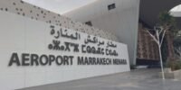 Vue aérienne d'un aéroport marocain avec des avions et un port avec des conteneurs, symbolisant la croissance du transport aérien et portuaire au Maroc.