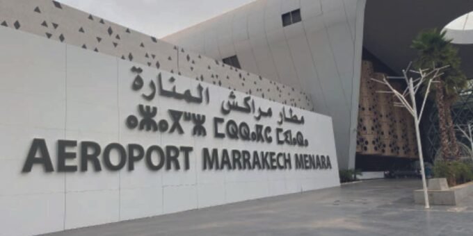 Vue aérienne d'un aéroport marocain avec des avions et un port avec des conteneurs, symbolisant la croissance du transport aérien et portuaire au Maroc.