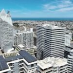 Un avion TUI fly décollant ou atterrissant, avec en arrière-plan des éléments symbolisant Casablanca et Barcelone, comme la Mosquée Hassan II et la Sagrada Familia, ou simplement un avion moderne sur une piste.