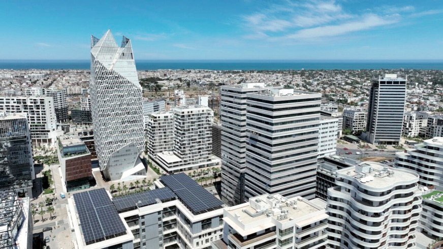 Un avion TUI fly décollant ou atterrissant, avec en arrière-plan des éléments symbolisant Casablanca et Barcelone, comme la Mosquée Hassan II et la Sagrada Familia, ou simplement un avion moderne sur une piste.