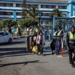 Crise à l'UCAD : Dakar suspend les organisations étudiantes après une mort tragique 4 Des étudiants quittent l'Université Cheikh Anta Diop de Dakar après des affrontements, le 10 février 2026.