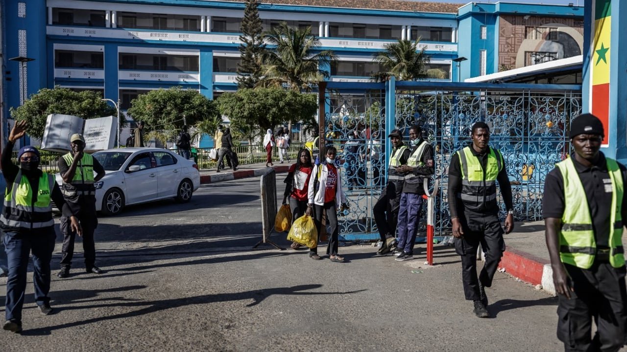 Des étudiants quittent l'Université Cheikh Anta Diop de Dakar après des affrontements, le 10 février 2026.