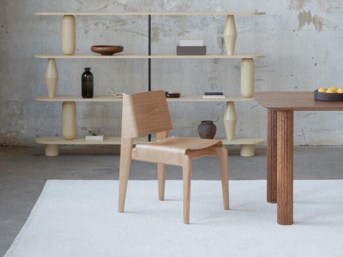 Undia chair by TAMO, showcasing its wave-inspired design and oak finish.