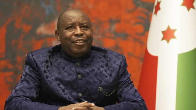 Sommet de l'UA : Un vent de changement sur la crise congolaise ? 8 Le Président burundais Évariste Ndayishimiye, nouvellement à la tête de l'Union Africaine, lors d'une apparition officielle.