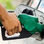 Intempéries: le gouvernement rassure sur la disponibilité des produits pétroliers 2 Une vue aérienne d'un port marocain avec des navires de marchandises et des infrastructures portuaires, sous un ciel nuageux mais calme, symbolisant la résilience face aux intempéries.