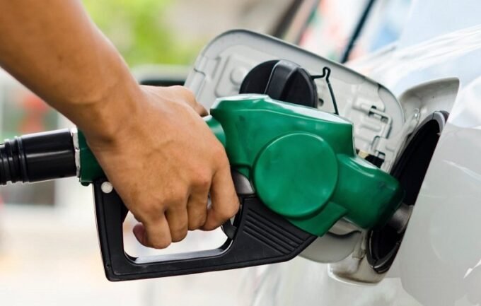 Une vue aérienne d'un port marocain avec des navires de marchandises et des infrastructures portuaires, sous un ciel nuageux mais calme, symbolisant la résilience face aux intempéries.