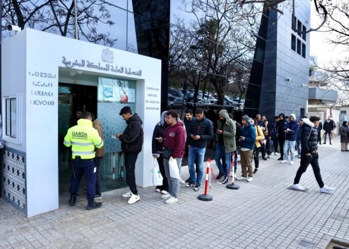 Façade du Consulat général du Royaume du Maroc à Valence, Espagne, symbole de la mobilisation de ses services face à l'afflux record de demandes de la communauté marocaine.