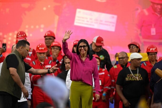 Delcy Rodriguez, présidente par intérim du Venezuela, lors d'un rassemblement à Caracas en janvier 2026, suite à l'enlèvement de Nicolas Maduro.