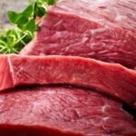 Un étal de boucher avec diverses coupes de viande rouge, symbolisant la hausse des prix au Maroc.