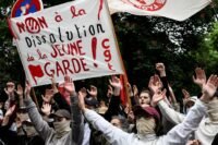 Manifestation à Lyon suite à la dissolution de la Jeune Garde, un symbole de la tension politique actuelle.