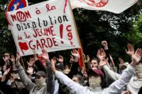 Manifestation à Lyon suite à la dissolution de la Jeune Garde, un symbole de la tension politique actuelle.