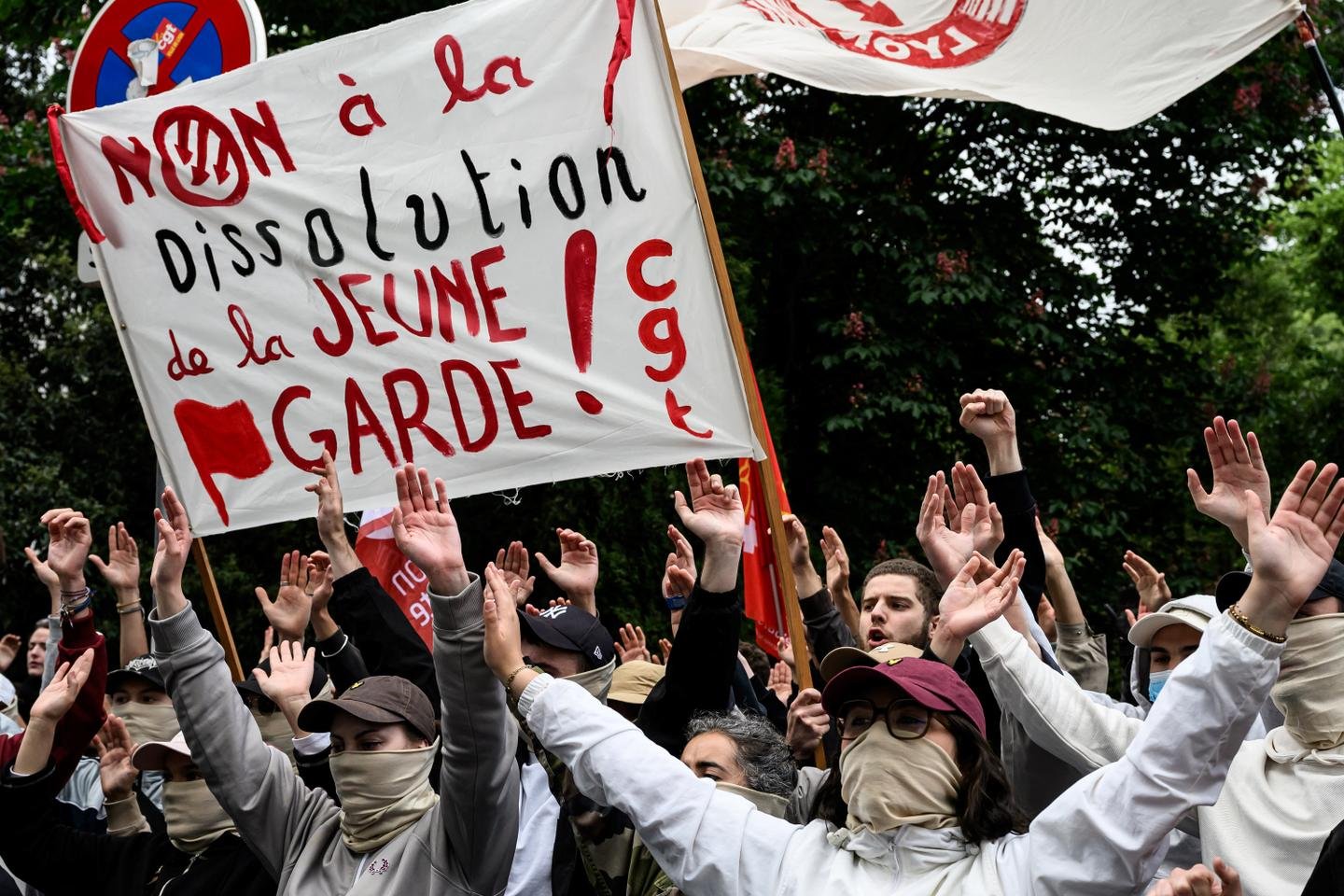 Manifestation à Lyon suite à la dissolution de la Jeune Garde, un symbole de la tension politique actuelle.
