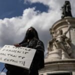 Rassemblement « Mères indignées » à Paris, place de la République, le 9 septembre 2025, soulignant l'urgence de la lutte contre les violences intrafamiliales.