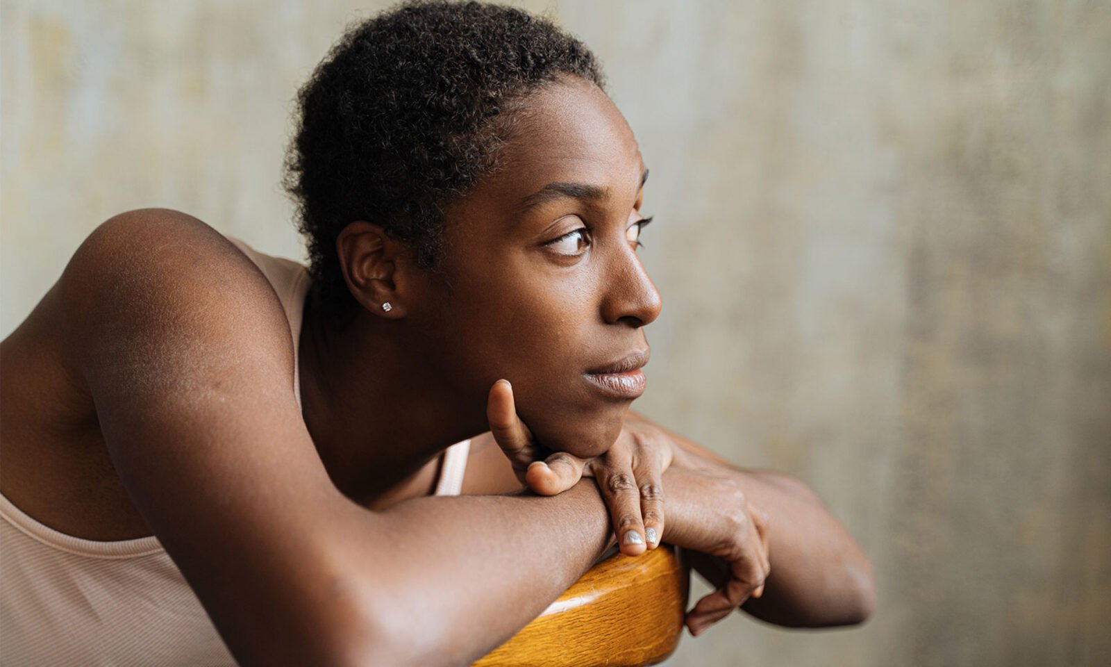 Illustration of a sun and a vitamin D molecule, symbolizing the link between vitamin D and health.