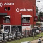 Un bâtiment moderne de Vodacom à Lubumbashi, République Démocratique du Congo, sous un ciel clair.