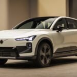 Le SUV électrique Volvo EX60, élégant et moderne, en pleine lumière, mettant en avant son design scandinave épuré et ses lignes aérodynamiques.