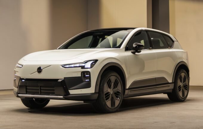 Le SUV électrique Volvo EX60, élégant et moderne, en pleine lumière, mettant en avant son design scandinave épuré et ses lignes aérodynamiques.