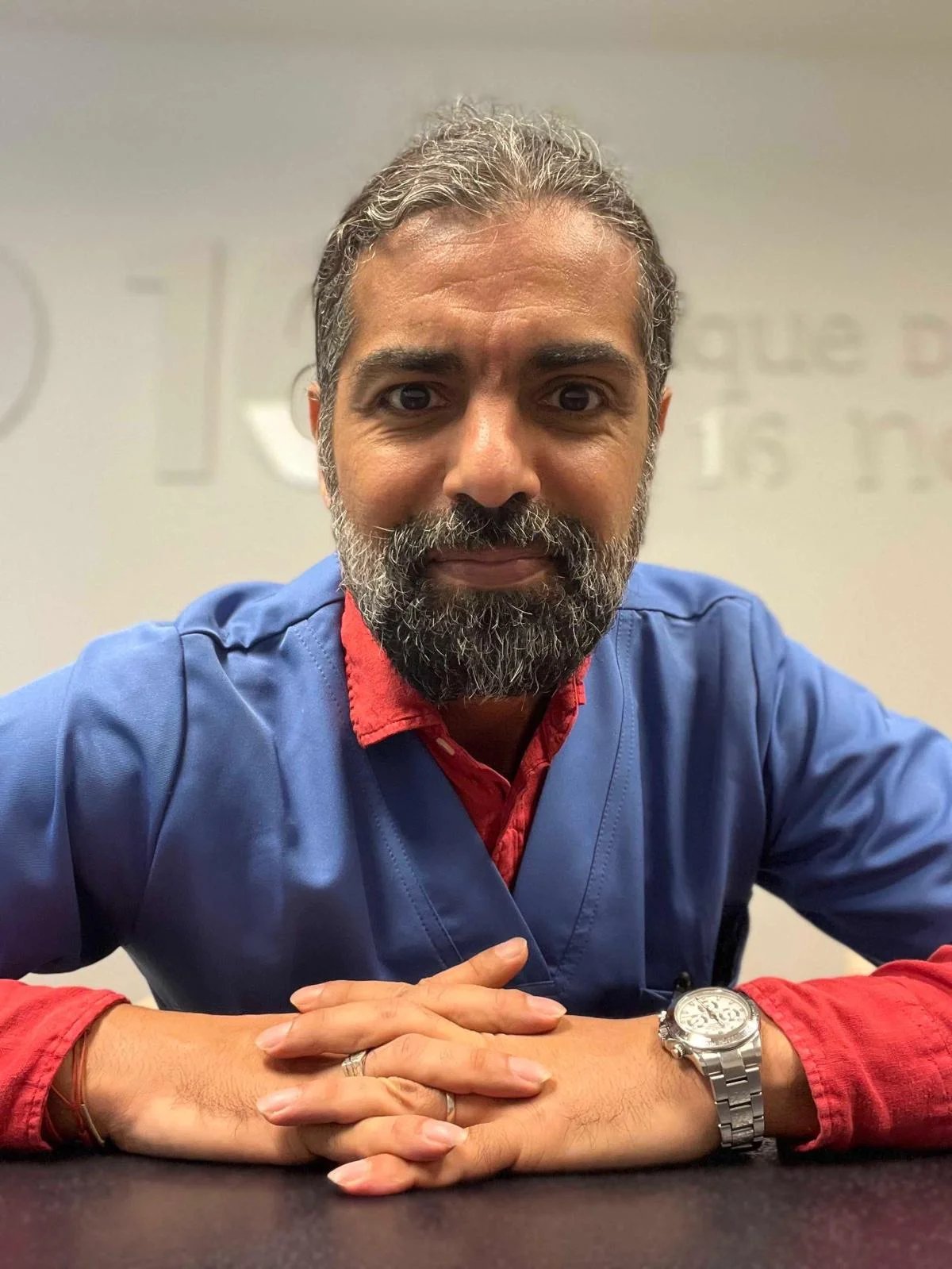 Wadih Rhondali, psychiatre, souriant et engagé, symbolisant l'approche humaine de la psychiatrie.