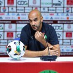 Walid Regragui, entraîneur de l'équipe nationale marocaine de football, sur le terrain.