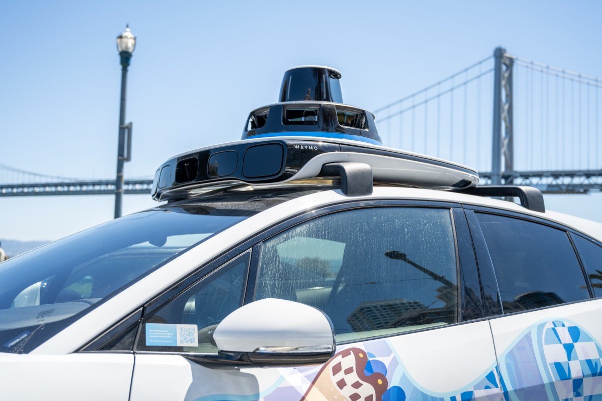 Waymo Accelerates Autonomous Ambitions: Robotaxis Headed for Chicago and Charlotte 3 A Waymo autonomous vehicle navigating a city street, representing urban mobility and self-driving technology.