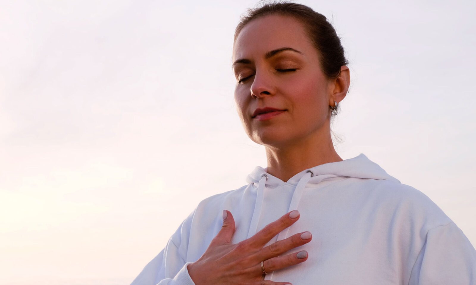 A woman's heart health is represented by a vibrant, strong heart icon, symbolizing prevention and well-being against the backdrop of a future projection.