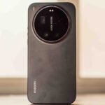 Un smartphone Xiaomi 17 Ultra posé sur une surface, mettant en avant son imposant module photo circulaire.