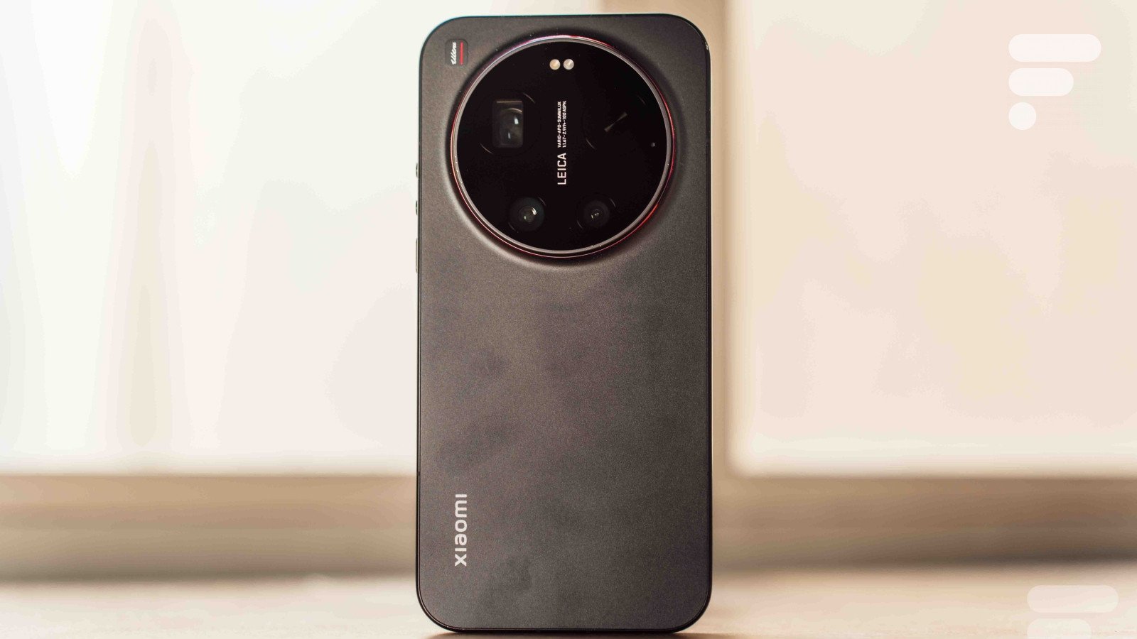 Xiaomi 17 Ultra : Le Zoom Optique Continu Révolutionne la Photographie Mobile 3 Un smartphone Xiaomi 17 Ultra posé sur une surface, mettant en avant son imposant module photo circulaire.